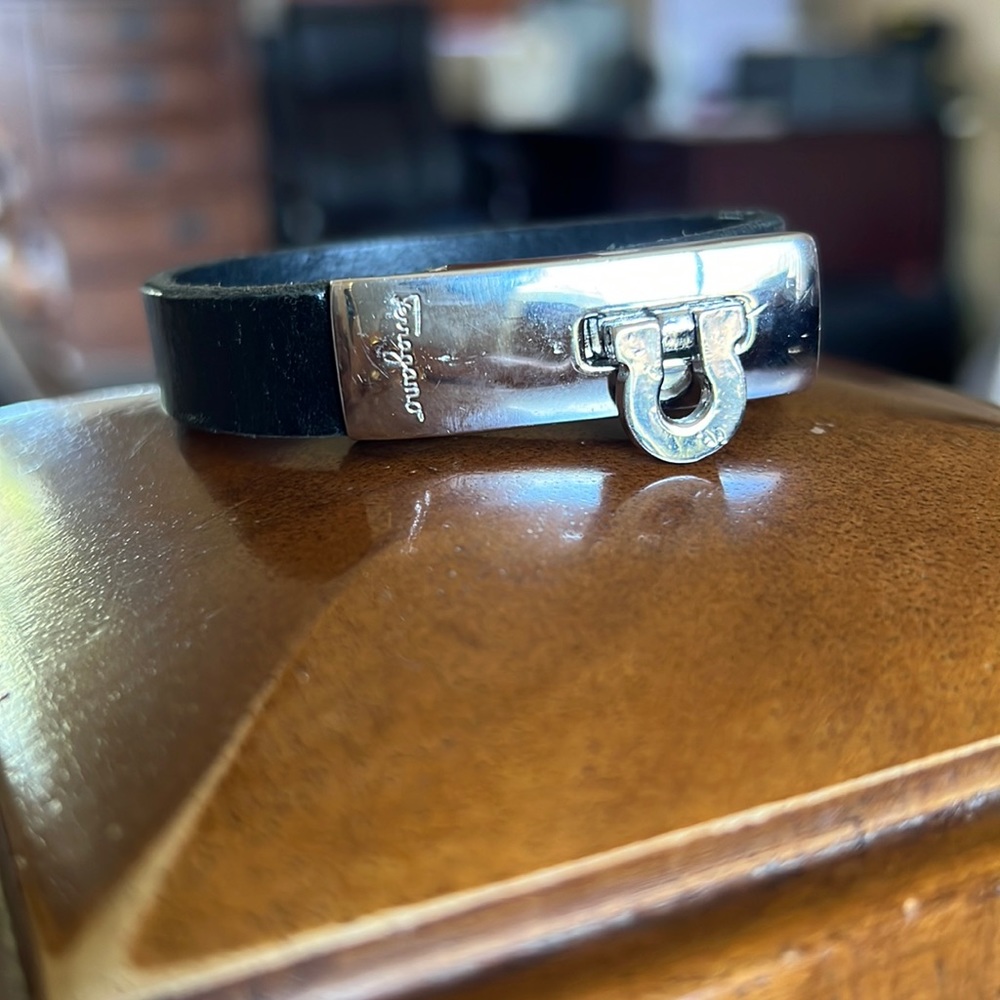 Leather Ferragamo bracelet ✅original ✅ I don’t have the box but it’s original